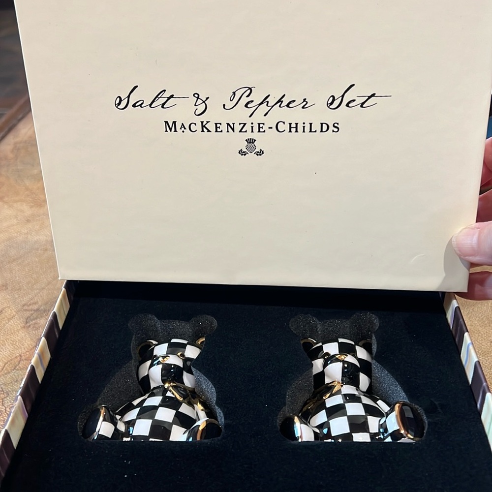 Salt and pepper set